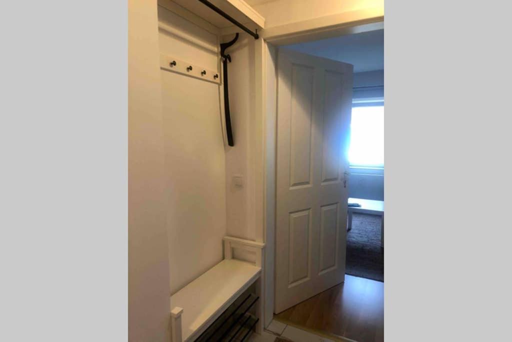 Gemuetliche Sanierte 1 Zimmer Wohnung Mit Privatem Parkplatz Im Zentrum Kiel Dış mekan fotoğraf