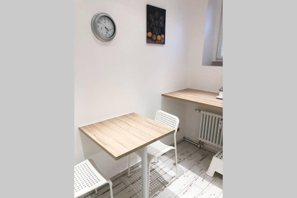 Gemuetliche Sanierte 1 Zimmer Wohnung Mit Privatem Parkplatz Im Zentrum Kiel Dış mekan fotoğraf